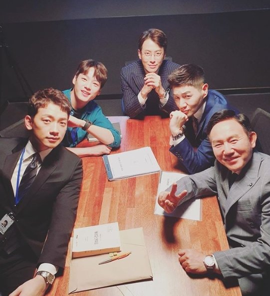 Rain posted a picture on his SNS on the 19th, with an article entitled Today is Welcome 2 Life at 8:55 MBC.In the public photos, Rain, Son Byung-ho, Kwak Si-yang, Han Sang-jin and Choi Philip are sitting in front of the table and staring at the camera.The wonderful appearance of the actors dressed in suits and the cheerful atmosphere catch the eye.Rain added a hashtag called # Finally # End of the King # Today # Tension # Solitary # Yangjak Test # Yangjak Test # Swordboard and raised expectations for this broadcast.On the other hand, MBC Welcome 2 Life is a romantic comedy rhetoric that is sucked into the parallel world by accident and unfolded by a rigid test by a bad lawyer who only chased his own gain. It is broadcast every Monday and Tuesday at 8:55 pm.