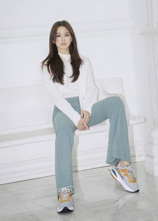 The recent situation of Actor Song Hye-kyo has been revealed.On the 19th, the contemporary Shoes brand Shucomma Bonnie developed by Kolon Industries FnC division unveiled a campaign with Song Hye-kyo, a 2019 FW season Muse.SHINE ON ME, released by Shucommaboni, is a campaign for women who know how to choose and enjoy their own style.My day, I express Shucomma Bonnie, which will shine all the moments, through Muse Song Hye Kyo.Song Hye-kyo in Hwabok emphasizes eye contact with smokey makeup, showing sexy, chic and charming charm.On the other hand, Song Hye-kyo divorced Song Jung-ki on June 27, after a year and eight months of marriage. Song Hye-kyo is struggling to appear in the movie Anna.Song Hye-kyos recent situation, Shoes brand campaign Muse, pictorial shooting Song Hye-kyos recent situation, smoky makeup, chic and charming