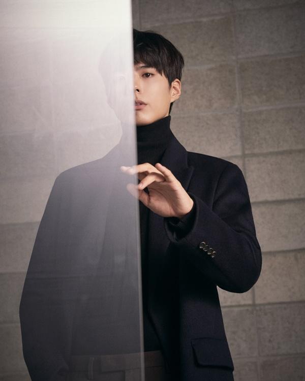 Actor Park Bo-gum focused on the Attention of those who see it as a deeper masculine beauty through a contemporary brand photo shoot.In this picture, which is based on the concept of NEWNESS WITH ME - CONNECT ME, Park Bo-gum also showed colored knit point styling, and it was a layered look using various items such as coat, cardigan and trench coat.We have used various media that connect me and me to the present in the picture to look at ourselves with a new perspective and to see Park Bo-gum who finds another self, a brand official said.