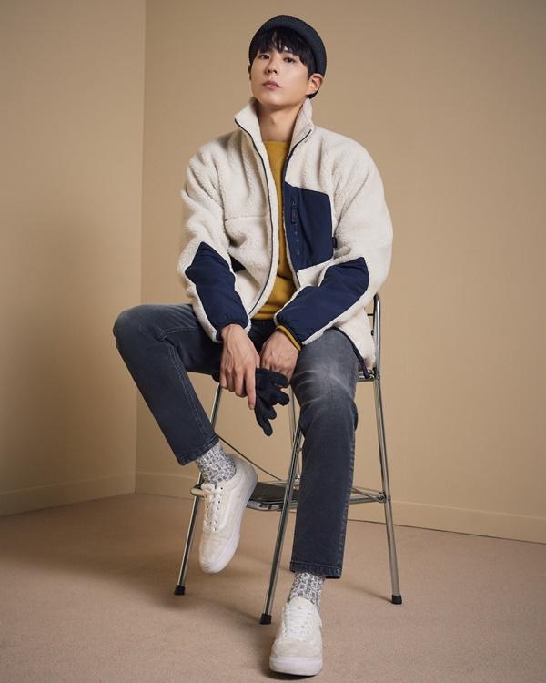 Actor Park Bo-gum focused on the Attention of those who see it as a deeper masculine beauty through a contemporary brand photo shoot.In this picture, which is based on the concept of NEWNESS WITH ME - CONNECT ME, Park Bo-gum also showed colored knit point styling, and it was a layered look using various items such as coat, cardigan and trench coat.We have used various media that connect me and me to the present in the picture to look at ourselves with a new perspective and to see Park Bo-gum who finds another self, a brand official said.