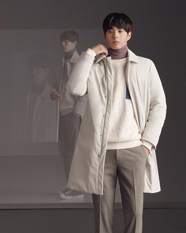 Actor Park Bo-gum focused on the Attention of those who see it as a deeper masculine beauty through a contemporary brand photo shoot.In this picture, which is based on the concept of NEWNESS WITH ME - CONNECT ME, Park Bo-gum also showed colored knit point styling, and it was a layered look using various items such as coat, cardigan and trench coat.We have used various media that connect me and me to the present in the picture to look at ourselves with a new perspective and to see Park Bo-gum who finds another self, a brand official said.