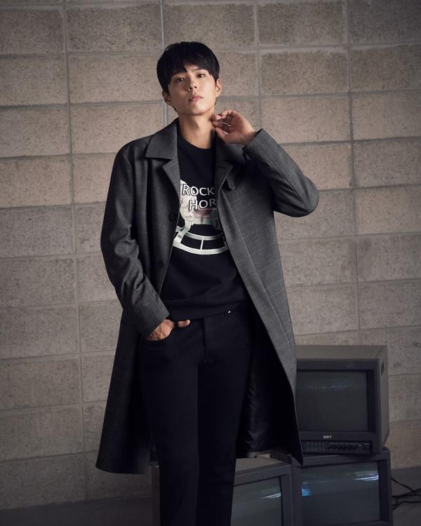 Actor Park Bo-gum focused on the Attention of those who see it as a deeper masculine beauty through a contemporary brand photo shoot.In this picture, which is based on the concept of NEWNESS WITH ME - CONNECT ME, Park Bo-gum also showed colored knit point styling, and it was a layered look using various items such as coat, cardigan and trench coat.We have used various media that connect me and me to the present in the picture to look at ourselves with a new perspective and to see Park Bo-gum who finds another self, a brand official said.