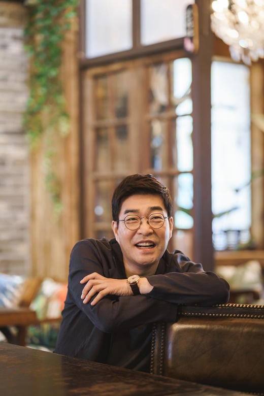 Actor Son Hyun-joo flaunts his still-favorable friendship with junior Park Seo-joonSon Hyun-joo interviewed at a cafe in Samcheong-dong, Jongno-gu, Seoul on the morning of the 19th.We talked about various things ahead of the release of the movie I Clowns: Falsify on the 21st.On this day, Son Hyun-joo said, Park Seo-joon is doing a new drama Itaewon Clath.I am busy with shooting, but I have responded to the special appearance. The two of them have been breathing in the movie Chronicle of Evil in 2015.He said, When I saw it at a distance from the Itaewon Clath filming site, I used to blow hearts to each other.Meanwhile, I Clowns: Falsify is a fiction drama about the backstory of a bizarre phenomenon recorded.I Clowns, including Deok-ho (Jo Jin-woong), who falsifies the rumor and shakes the public mind on the stage of the Joseon Faldo, are selected by the Son Hyo-jo, who is the real power of power, and draws a story that changes history by creating a story about Sejo (Park Hee-soon).