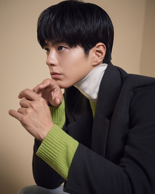 Actor Park Bo-gum transforms into fall manTNGT, a volume contemporary brand developed by LF Co., Ltd., unveiled a 19F/W pictorial with its exclusive model Park Bo-gum on the 19th.Park Bo-gum focused attention on those who see it as a deeper masculine beauty.It also showed colored knitted point styling, and it was a layered look that used various items such as coat, cardigan, trench coat, etc.TNGT said, I have used various media that connect me with me now, and I have a sense of Park Bo-gum looking at myself with a new perspective and discovering another self.We have always explored and combined newness with a creative message that we discover newness in the essence, he said. We expressed the brands attempts and perspectives.On the other hand, TNGT 19F/W item worn by Park Bo-gum can be found at LF Mall.