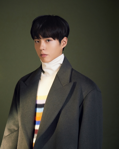 Actor Park Bo-gum transforms into fall manTNGT, a volume contemporary brand developed by LF Co., Ltd., unveiled a 19F/W pictorial with its exclusive model Park Bo-gum on the 19th.Park Bo-gum focused attention on those who see it as a deeper masculine beauty.It also showed colored knitted point styling, and it was a layered look that used various items such as coat, cardigan, trench coat, etc.TNGT said, I have used various media that connect me with me now, and I have a sense of Park Bo-gum looking at myself with a new perspective and discovering another self.We have always explored and combined newness with a creative message that we discover newness in the essence, he said. We expressed the brands attempts and perspectives.On the other hand, TNGT 19F/W item worn by Park Bo-gum can be found at LF Mall.