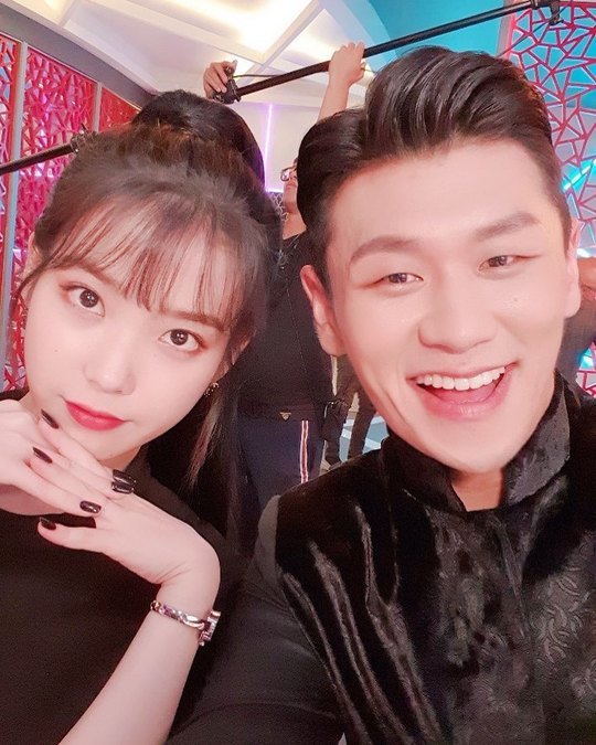 IU and Steel pink gem, who are appearing together in Hotel Del Luna, were released.On August 19, C-JeS Entertainment official Instagram said, The perfect deal of the god and the month of the month. The selfie can not be missed in the secret meeting. Mission!The result of the Del Luna Pumasi? The released photos included IU (Lee Ji-eun) and Steel pink gem, who are filming Hotel Del Luna.IU in Jang Man Wol and Steel pink gem in Reason are creating a friendly atmosphere with a clear expression that is quite different from the atmosphere in the drama.Lee Ha-na