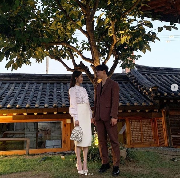 Lee Ji-eun (IU), Yeo Jin-goo boasted a real-life couple-like chemistry.On August 19, IU posted a behind-the-scenes cut of the TVN weekend drama Hotel Deluna on the Instagram.IU, Yeo Jin-goo in the photo is standing side by side and giving a sweet look.I hope our endings arent sad, the IU said, adding: Hotel Deluna Happy Ending. Both eyes are tinting.Park Su-in