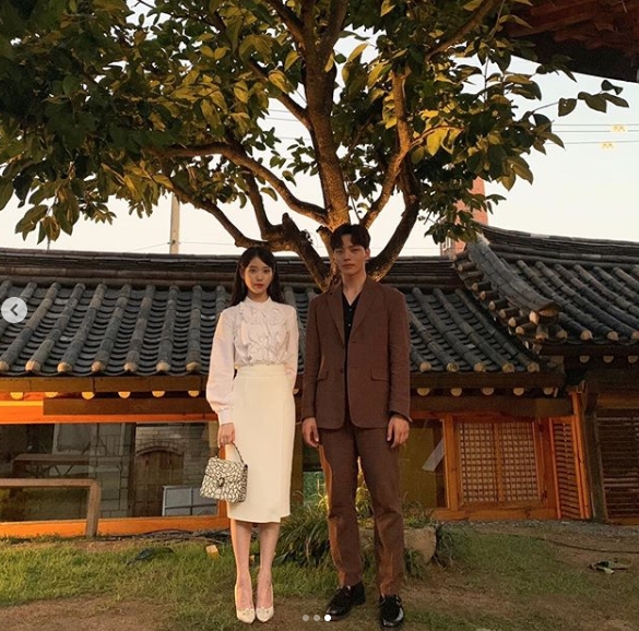 Lee Ji-eun (IU), Yeo Jin-goo boasted a real-life couple-like chemistry.On August 19, IU posted a behind-the-scenes cut of the TVN weekend drama Hotel Deluna on the Instagram.IU, Yeo Jin-goo in the photo is standing side by side and giving a sweet look.I hope our endings arent sad, the IU said, adding: Hotel Deluna Happy Ending. Both eyes are tinting.Park Su-in