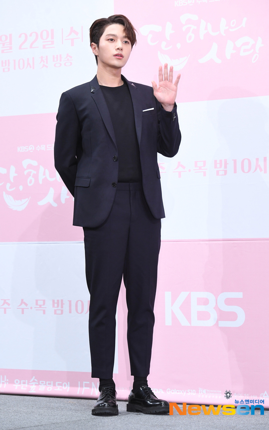 식빵굽는 남자 이미지