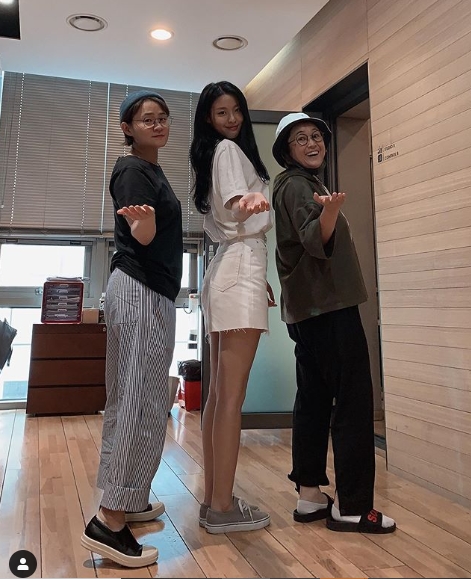 Comedian Song Eun-yi, Kim Shin-Young follow up with the Seolhyun signature poseSeolhyun posted a photo of Kim Shin-Young and Song Eun-yi on his personal Instagram on August 19.In the photo, Song Eun-yi and Kim Shin-Young are following the same AD pose of Seolhyuns carrier, which collected the topic in the past.Seolhyun added with the photo, My money is paid and Poise, and laughed.Park Su-in