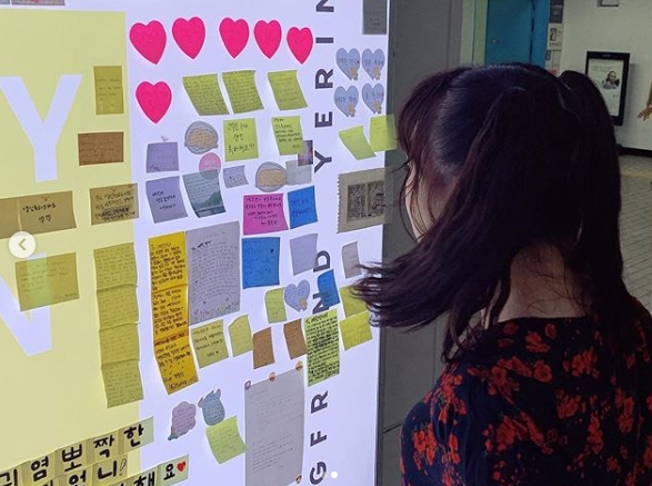 GFriend Yerin has celebrated his 24th birthday.On August 19th day GFriend official Instagram, Yerins birthday display board certification shot was posted.In the photo, Yerin is standing in front of the display board for his birthday and making a happy face.Yerin said, Thank you so much for celebrating my birthday today (referred to as a GFriend fan) ~ I am so happy because I feel loved.Thank you all for doing so much for today. Park Su-in