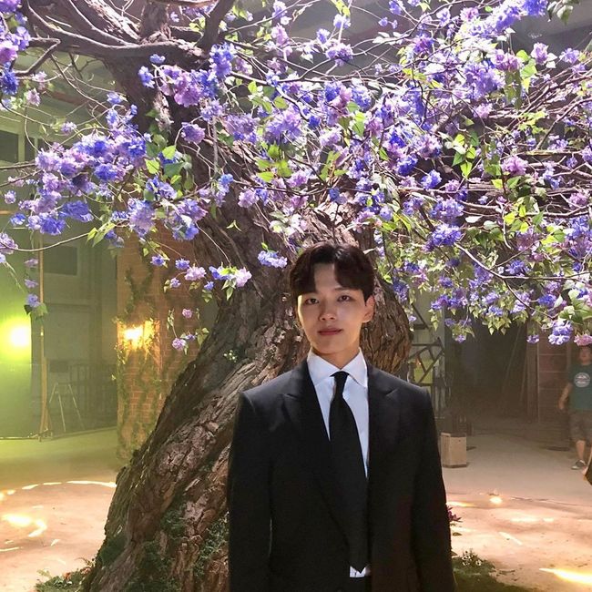 Actor Yeo Jin-goo showed off her beautiful beautiful looks over flowersYeo Jin-goo told his Instagram on Wednesday: Ill plant trees; Ill plant trees that will live longer than I do.In the next life, I will give you water, remembering you in the morning, Moy Yat, so that you can meet this tree.So, do not be afraid when you leave me. In the photo released, there is a picture of Koo Chan-sung (Yeo Jin-goo) standing in front of the tree of Jang Man-wol (Iyu Bun) in the play.Yeo Jin-goo captures the attention of those who see it as beautiful looks, which are more bright than flowers in trees.In addition, the article posted together with the contents of the confession of Guchan Sung in the drama to Jang Man-wol, causing excitement.On the other hand, Yeo Jin-goo is in charge of playing the role of Gu Chan-sung in the TVN Saturday drama Hotel Deluna which is currently being broadcast.