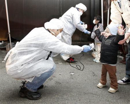 방사선 검사를 받는 일본 어린이. 사진=월스트리트저널 캡처