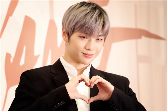열애 중임을 공식 인정한 강다니엘. 강다니엘은 자신의 공식 홈페이지를 통해 팬들에게 연신 미안한 마음을 전했다. 연합뉴스