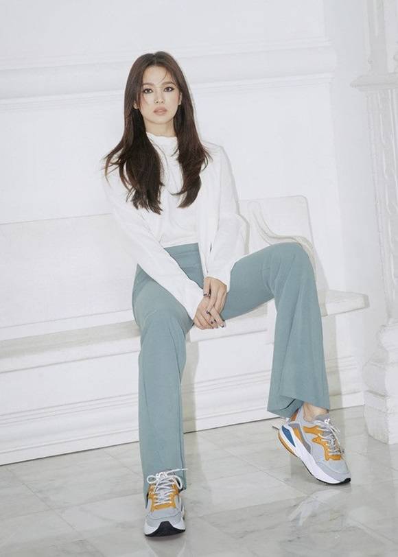 Today (19th), the Contemporary shoes brand Shucommabony, which is being developed by the Kolon Industries FnC division, released a picture of the SHINE ON ME campaign with Muse Song Hye-kyo in the fall and winter 2019 (FW) season.Shine on Me expressed through Song Hye-kyo as part of a campaign for women who choose and enjoy their own style.Song Hye-kyo in the public picture showed off the beauty of the still through styling with chic and casualness.On the other hand, Song Hye-kyo is actively engaged in activities after divorce with Song Jung-ki.Recently, Professor Seo Kyung-duk of Sungshin Womens University donated 10,000 copies of guides to the Chongqing Provisional Government Office in China on the occasion of the 74th anniversary of Liberation Day and the 100th anniversary of the establishment of the Provisional Government of the Republic of Korea.PhotosSchucommavoni