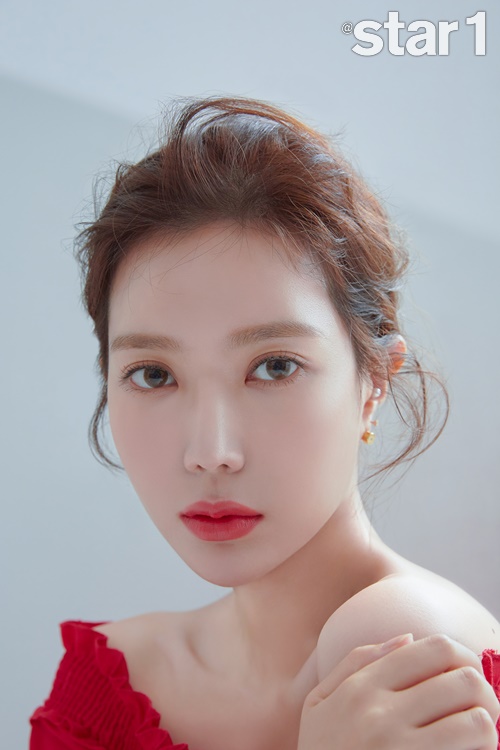 Im Soo-hyang, who is about to return to the small screen with MBN drama Elegant Ga, hosted At style and beauty pictorials.Im Soo-hyang in the picture showed a variety of charms, ranging from natural makeup to intense red lip.Im Soo-hyang will play the role of the unmarried chaebol daughter, Mo Seok-hee, in Elegant Street, which will air on the 21st, and will show the appearance of Sen Character, 180 degrees different from the previous work.Im Soo-hyang is in close contact with Bae Jong-ok in Elegant Ga. It is a composition in which the Han Empire Character and Mo Seok-hee, who are in charge of Bae Jong-ok, are in conflict.It is interesting to see two independent women confront each other. The confrontation between the two women was cited as a point of observation.Im Soo-hyang said, It is a Character who is not in the truth.It is difficult to balance between them, not to look hateful, lovingly, but strongly. When I play a new character, the taste is so sweet, he said.Im Soo-hyangs picture can be found in the September issue of At Style.