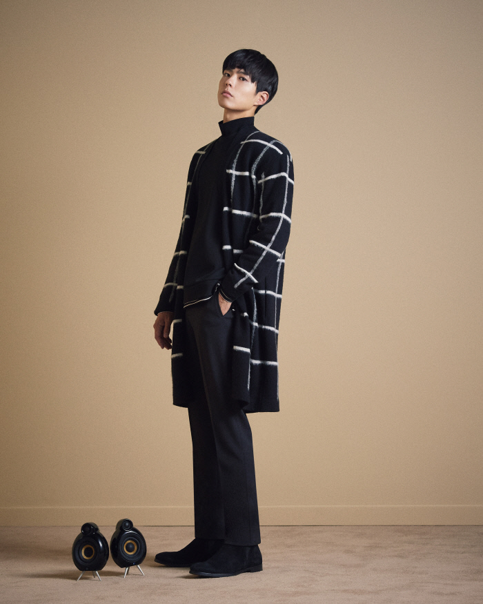 Actor Park Bo-gum turns into autumn manOn the 19th, TNGT, a volume contemporary brand developed by LF Co., Ltd., unveiled a 19F/W pictorial with its exclusive model Park Bo-gum.Through the pictorial concept of NEWNESS WITH ME ? CONECT ME, Park Bo-gum focused attention on those who see it as a deeper masculine beauty.Park Bo-gum also showed colored knit point styling, and it has a cute atmosphere with a layered look using various items such as coat, cardigan, trench coat.TNGT said, I have used various media that connect me with me now, and I have a sense of Park Bo-gum looking at myself with a new perspective and discovering another self.We have always explored and combined newness with a creative message that we discover newness in the essence, he said. We expressed the brands attempts and perspectives.The TNGT 19F/W item worn by Park Bo-gum can be found at the LF Mall.