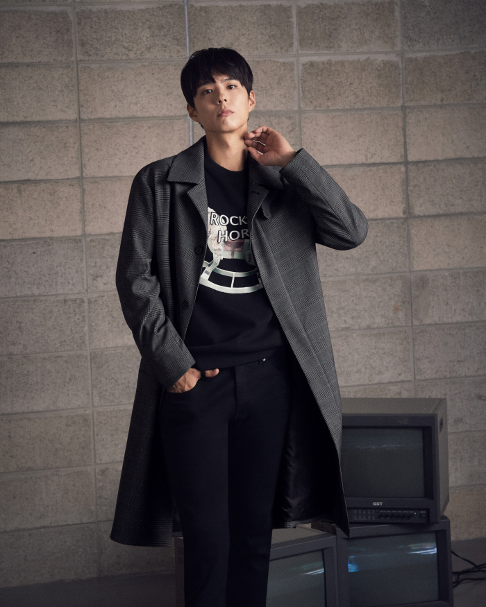 Actor Park Bo-gum turns into autumn manOn the 19th, TNGT, a volume contemporary brand developed by LF Co., Ltd., unveiled a 19F/W pictorial with its exclusive model Park Bo-gum.Through the pictorial concept of NEWNESS WITH ME ? CONECT ME, Park Bo-gum focused attention on those who see it as a deeper masculine beauty.Park Bo-gum also showed colored knit point styling, and it has a cute atmosphere with a layered look using various items such as coat, cardigan, trench coat.TNGT said, I have used various media that connect me with me now, and I have a sense of Park Bo-gum looking at myself with a new perspective and discovering another self.We have always explored and combined newness with a creative message that we discover newness in the essence, he said. We expressed the brands attempts and perspectives.The TNGT 19F/W item worn by Park Bo-gum can be found at the LF Mall.
