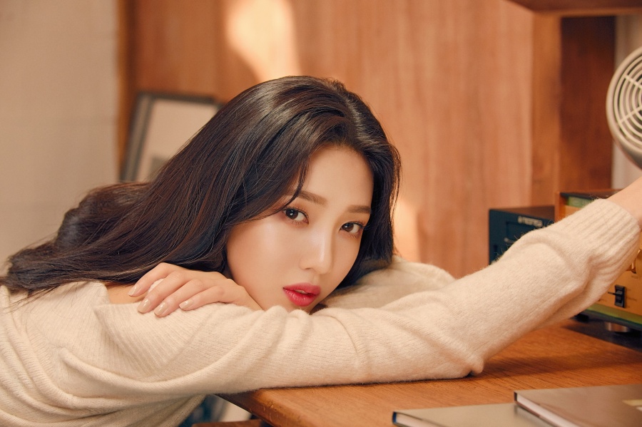 Group Red Velvet Joy has released an atmosphere of autumn pictorials.On the 19th, In Please Like released a picture with Joy and showed autumn makeup.Joy in the public picture produced a feminine yet mature atmosphere with styling that shows off his eyes and elegance.Joy, in particular, caught his eye with a moist, shiny skin without flaws.Red Velvets new mini-album The Reeve Festival Day 2 features six songs from various genres including the title song Sonic Wave and will be released on various music sites at 6 pm on the 20th.