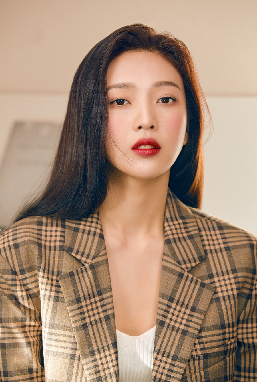 Group Red Velvet Joy has released an atmosphere of autumn pictorials.On the 19th, In Please Like released a picture with Joy and showed autumn makeup.Joy in the public picture produced a feminine yet mature atmosphere with styling that shows off his eyes and elegance.Joy, in particular, caught his eye with a moist, shiny skin without flaws.Red Velvets new mini-album The Reeve Festival Day 2 features six songs from various genres including the title song Sonic Wave and will be released on various music sites at 6 pm on the 20th.