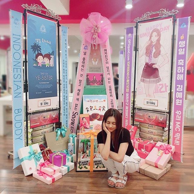 Female friends Yerin and Umji were celebrated birthday.Three photos were posted on the official Instagram page of the 19th day GFriend twice.Yerin poses with his chin squatted in front of the gift.Thank you for making your birthday special:) with the heart that Birdy sent me, its a happy charging #Yerin, Yerin wrote.Umji then posted two photos of him squatting down and posing for his chin, and standing behind a plan card.Umji wrote, Birdy has a lot of love and has a happy birthday ~ Thank you Birdy # Omjistagram #Birdy #Thank you.Meanwhile, GFriend Yerin has the same birthday as August 19, 1996, and Umji is August 19, 1998.Photo = GFriend Official Instagram