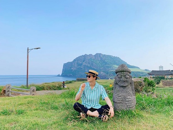 Group EXO Suho has revealed the current status of Jeju Island travel.Suho posted a photo on his Instagram account on the 19th with an article entitled Summer Vacation in Jeju.Suho in the open photo is seen spending some time in Jeju Island, where Suho sits free in the field and stares somewhere.Suhos air of coolness catches his eye.Meanwhile, Suho won the Discovery of the Year award at the Jecheon International Music and Film Festival on October 10.Photo: Suho Instagram