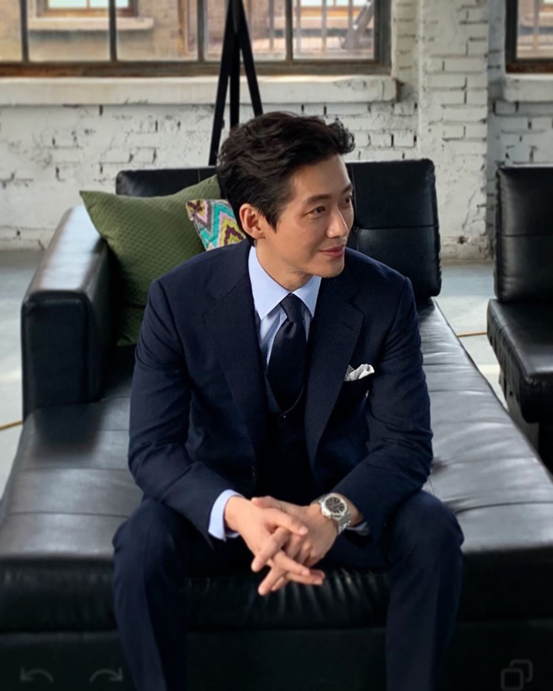 Actor Namgoong Min showed off his perfect lookOn the 19th, Namgoong Min posted a picture on his Instagram with a picture, # Today is cf # Dragon?In the photo, Namgoong Min is wearing a navy suit, holding his hands together with his head up, sitting on a black sofa and smiling at the left.Namgoong Min appeared on KBS 2TV Drama Doctor Frisner which ended on May 15th.Photo = Namgoong Min Instagram