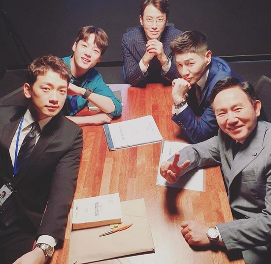 Actor Rain has released a shot of the drama Should catch the premiere.Rain posted a picture on his 19th day with his article Today is Welcome 2 Life 8:55 mbc ~ # Finally # Ending Wang Wang # Today # Tension # Solomgak # Yang Arch Test # Rain # Son Byung Ho # Han Sang Jin # Choi Philip #The photo shows Rain taking a friendly photo with Actors on the set.The netizens who watched this showed various reactions such as You are so good at acting , My brother is the best looking!, All the wonderful people are gathered together.On the other hand, Rain is playing the role of Lee Jae-sang in MBC drama Welcome 2 Life.Photo: Rain Instagram