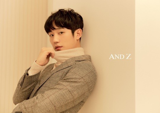 Actor Jung Hae In shows off the charm of autumn manA 2019 FW pictorial with Actor Jung Hae In was released on the 19th.In this picture, Jung Hae In has completely extinguished the natural yet luxurious season style with unique sensibility and atmosphere.Jung Hae In, wearing a cashmere sweater, added a soft smile to the warm atmosphere, which showed the style of Business with a formal suit.On the other hand, Jung Hae In and Actor Kim Go-eun will be released on the 28th.Photo AndZ Offered