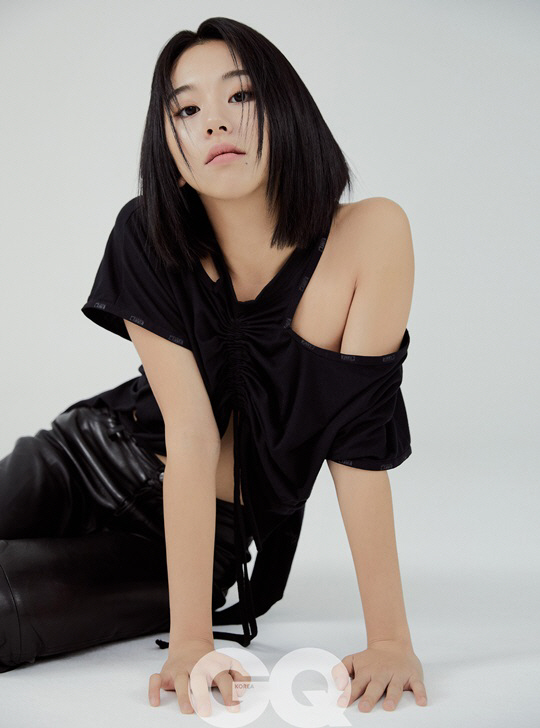 TWICE Chaeyoung took pictures and interviews with Jikyu Korea.Chaeyoung charismaticly digested a chic black costume in a shoot with Jikyu Korea.Chaeyoung, who was bright and youthful in the field, breathed all the staff who watched the changing eyes in front of Camera.It is the back door that all the staff did not hide their admiration in Chaeyoungs intense Reversal story charm which showed cute appearance as TWICE youngest.Chaeyoung, who has been interviewed by Jikyu Korea in a custom vintage T-shirt himself, said, I am a cute image when I was so young and I am so young, but I think that this image is good for myself.Chaeyoung, who likes to draw pictures and suddenly shows up as a short cut in vintage clothing, says, It expresses what I want to express freedom to me.And I want to be a person who breaks the implicit rules, just like Christine Stewart wearing a converse on a dress at the Cannes Film Festival, he said, Some people think Idol is a pretty, cute and charming image.I think this can be Idol and I can express it in a different way. He reveals his desire to pursue newness, It is a bit sad to say that our concept has simply changed to sexy by seeing Fancy.Sexy isnt our breakthrough. If youve been a youthful and energetic figure before, Fancy has been more dignified and straightforward.I have a message that we have more to show as a turning point, so attachment is the biggest album for me. Chaeyoung said, It is always a job to be seen, so one day it is swollen, and sometimes I do not like it, and I want to lose weight.But I thought it meant hiding it from me. I always write those words when I write.I like vintage clothes that look more familiar than new clothes. I think natural is cool.So I should be a wonderful person first. I want to be a good but not-so-hard person, a sure taste and subjectivity, a good person to people, but a person who can speak his opinion with Xiao Xin.TWICE Chaeyoungs new Reversal story charms more pictorial images and honest interviews can be found in the September issue of Jikyu Korea and on the website of Jikyu Korea.