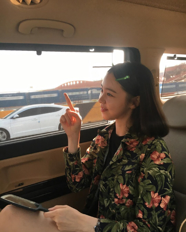Kim Ye-won showed off her fresh visualsOn the 20th, actor Kim Ye-won posted several photos on his instagram with the article Where to Run today? Ugh... Become a sublimation best runner with a trembling Way to work laugh today # Azaa # Whiting.Kim Ye-won in the public photo is taking various poses inside the vehicle. Kim Ye-won is making a cute face and attracting attention by emitting a unique youthful charm.Kim Ye-won took a certified photo on his way to participate in the SBS entertainment Running Man recording.According to YTN Star, the recording will feature Kim Ye-won, as well as singer Stern, Sunny and announcer Jang Ye-won.