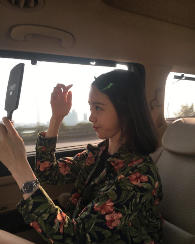 Kim Ye-won showed off her fresh visualsOn the 20th, actor Kim Ye-won posted several photos on his instagram with the article Where to Run today? Ugh... Become a sublimation best runner with a trembling Way to work laugh today # Azaa # Whiting.Kim Ye-won in the public photo is taking various poses inside the vehicle. Kim Ye-won is making a cute face and attracting attention by emitting a unique youthful charm.Kim Ye-won took a certified photo on his way to participate in the SBS entertainment Running Man recording.According to YTN Star, the recording will feature Kim Ye-won, as well as singer Stern, Sunny and announcer Jang Ye-won.