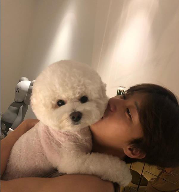 Actor Park Seo-joon reveals his dapper routine with PetOn the 20th, Park Seo-joon posted a picture on his SNS.Park Seo-joon in the public photo is kissing Pets face with Pet in his arms.Especially, the cute figure of Pet staring at Camera in the arms of Park Seo-joon and the opposite figure of Park Seo-joon expressing affection for Pet with a somewhat sad figure cause laughter.Meanwhile, Park Seo-joon recently appeared in the movie Lion.