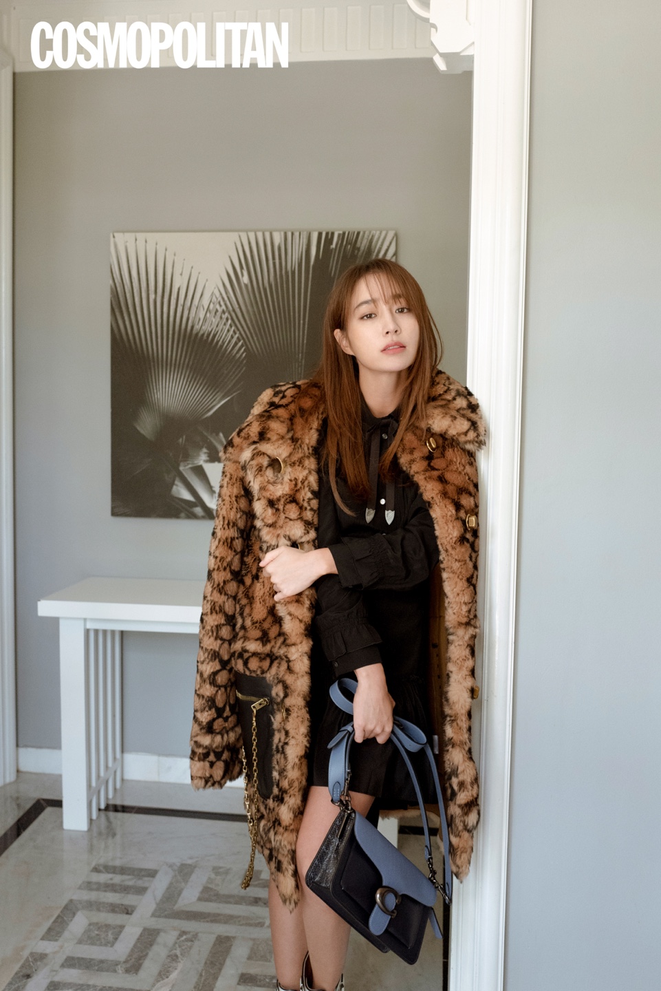 Actor Lee Min-jung, who has been gathering steady attention recently on TVN entertainment Sevilles Barber, released the picture through the September issue of fashion magazine Cosmopolitan.The picture, titled La Vie Est Belle (life is beautiful), depicts Lee Min-jung, who spends a leisurely time at a resort in Bali.The warm sunshine of Bali has added a calm and elegant atmosphere of Lee Min-jung, capturing the attention of those who see it.Lee Min-jung in the public picture showed a sensual F/W styling with perfect colorful costumes including colorful shearing coats, casual sneakers and unique jewelery.Lee Min-jungs fashion picture, which enjoys a special daily life in Bali, can be found in the September issue of Cosmopolitan, Cosmopolitan SNS account, and website.iMBC Kim Kyung Hee  Photos Cosmopolitan