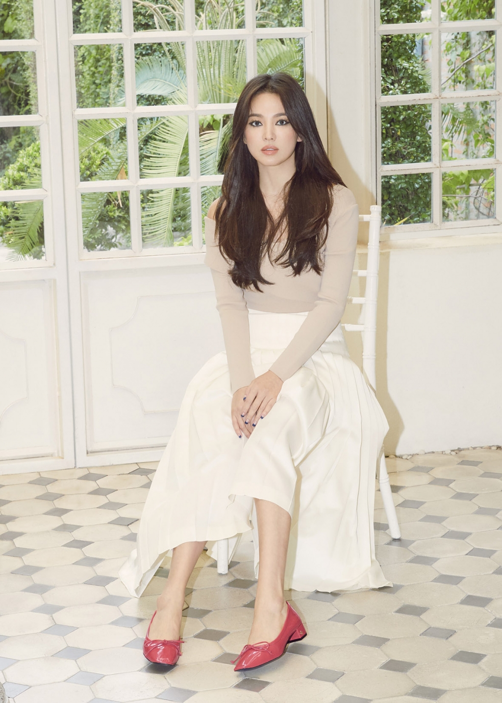 Actor Song Hye-kyo showed chic makeup and lovely style in the picture.The contemporary shoes brand Shucomma Bonnie, developed by Kolon Industries FnC (hereinafter referred to as Kolon FnC), released a campaign picture on the 19th with SHINE ON ME with Muse Song Hye-kyo for the 2019 F/W season.Shucomma Bonnie expressed a woman who can enjoy and enjoy her style by herself through the brand Muse Song Hye-kyo and various design shoes.Song Hye-kyo in the picture matched the beige knit and white long skirt with the shoulder line, matching the lovely color shoes, the neat white blouse and the mint pants with the splashing sneakers.Shoes made by Song Hye-kyo in the picture are made of soft sheepskin material, and it is a coy with comfortable grip and knitwear high line.On the other hand, Shucomma Bonnie will hold a Queens Snickers Early Bird Promotion, which will present a discount coupon of 30,000 won at Kolon Mall and Shucomma Bonnie offline store, until September 1 to commemorate the release of the SHINE ON ME campaign.