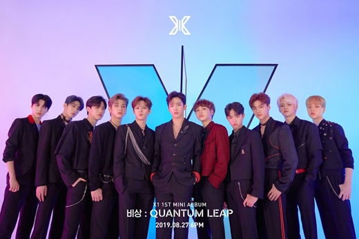 A group Image of the rookie Boy group X1 (X1) took off the veil on Tuesday.The group concept Image is two versions of Emergency and QUANTUM LEAP (Quantum Leaf), with a total of four Images released, two each.The X1 members in the Emergency version are showing off their refreshing Boyhood in the background of the blue grassland.The Image of flying a paper airplane in a playful atmosphere contains the hope that 11 members will fly together.Another concept Image shows the X1 that features the suit fashion of the black & red combination. Each of the 11 members has a reversed charm with styling opposite to emergency.Meanwhile, X1 will release its first mini album, Emergency: QUANTUM LEAP (Emergency: Quantum Leaf) on various online music sites at 6 p.m. on the 27th.At 8 p.m. on the same day, the company will hold a Premier Show-Con that combines showcases and concerts at the Gocheok Sky Dome in Seoul and make its official debut.Earlier on the 22nd, Mnet X1 FLASH (X1 Flash), the first debut reality program cable channel of X1, will be broadcast for the first time at 8 p.m.