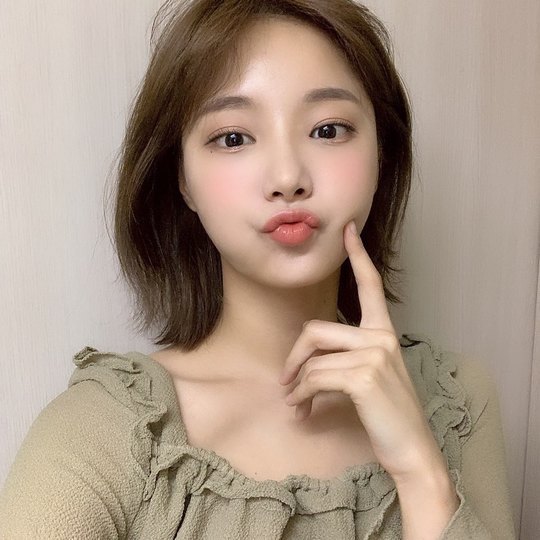 Yeon Woo has been telling recent news for a long time.Group Momoland member Yeon Woo shared two selfies on August 20 on the official Instagram with the phrase Mary (Momoland official fandom name) Heart Sea.In the photo, Yeon Woo has a single-headed hair and is stabbing at the ball; he still shows off his distinct features and sleek jawline, showing off his beautiful looks.han jung-won