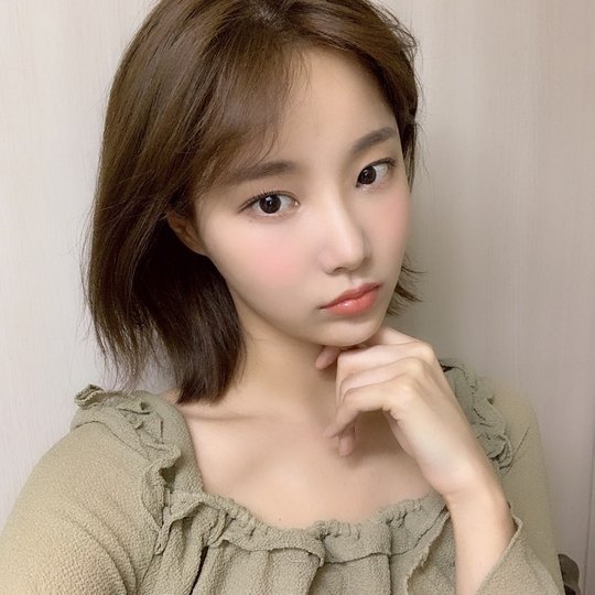 Yeon Woo has been telling recent news for a long time.Group Momoland member Yeon Woo shared two selfies on August 20 on the official Instagram with the phrase Mary (Momoland official fandom name) Heart Sea.In the photo, Yeon Woo has a single-headed hair and is stabbing at the ball; he still shows off his distinct features and sleek jawline, showing off his beautiful looks.han jung-won