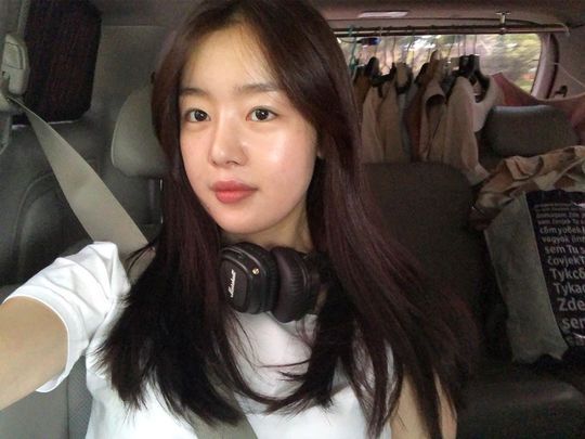Han Sun-hwa showed off her Beautiful looks even in her swollen face.Actor Han Sun-hwa from Group Secret posted a self-portrait on August 19 with the phrase natural in his instagram.Han Sun-hwa in the photo is staring at the camera while wearing headphones in the vehicle. He also boasts a pure and soft visual in light makeup.han jung-won