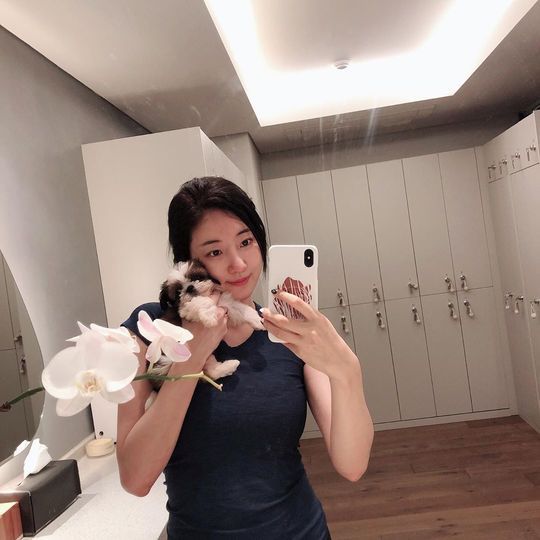 Actor Kim Sa-rang flaunted his beautiful look duringKim Sa-rang released a picture on his Instagram on August 20.Inside the picture is a picture of Kim Sa-rang holding a puppy and smiling.Kim Sa-rangs visuals, which show off an elegant atmosphere in everyday life, make viewers admire.Park So-hee