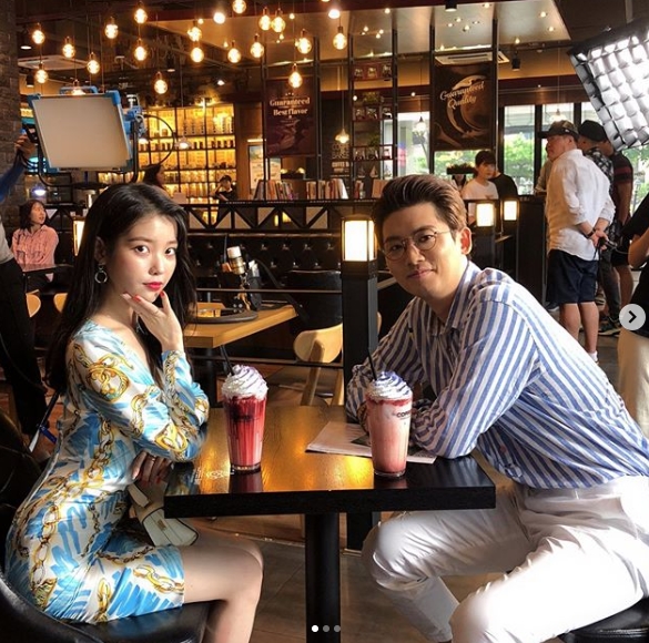 Singer and Actor IU (Lee Ji-eun) boasted of Hyon Chul Jo and Chemistry.IU posted a photo of the TVN weekend drama Hotel Deluna on the Instagram of Jang Man-wol, which is operated directly on August 20th.In the photo, IU reveals his friendship with Antonio Sánchez station Hyon Chul Jo, divided into Jang Man-wol.Good Deal, the IU added, along with the photo, adding that the second photo had cream on Antonio Sánchezs arm.Park Su-in