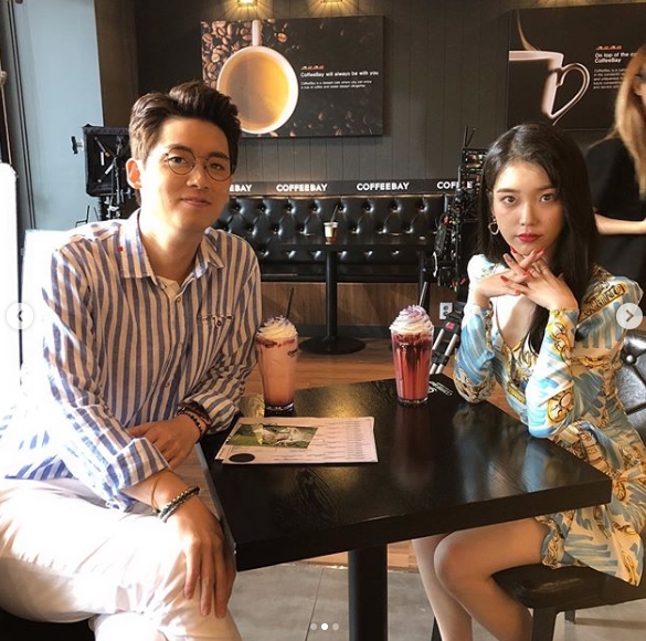 Singer and Actor IU (Lee Ji-eun) boasted of Hyon Chul Jo and Chemistry.IU posted a photo of the TVN weekend drama Hotel Deluna on the Instagram of Jang Man-wol, which is operated directly on August 20th.In the photo, IU reveals his friendship with Antonio Sánchez station Hyon Chul Jo, divided into Jang Man-wol.Good Deal, the IU added, along with the photo, adding that the second photo had cream on Antonio Sánchezs arm.Park Su-in