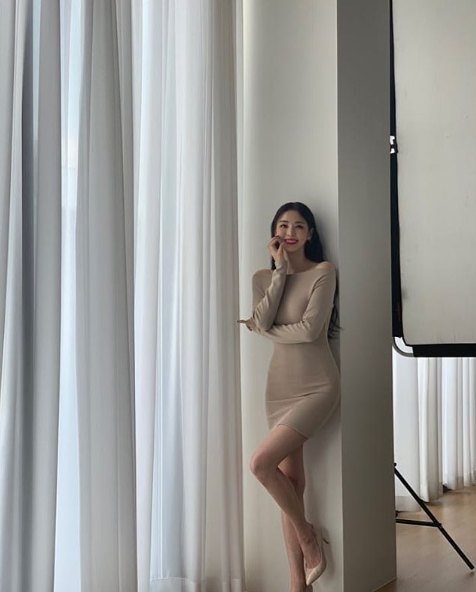 Actor Lee Da-hees unacceptable proportions and body line have been unveiled.On the 20th, Lee Da-hee posted a few photos on his Instagram and reported on the current situation.In the public photos, Lee Da-hee poses in a place that looks like an advertising filming location.During the break of filming, Lee Da-hee smiles as she looks at the camera, with a stunning proportion and body line catching her eye.On the other hand, Lee Da-hee played the role of Cha Hyun in the recent TVN drama Enter the search word WWW.