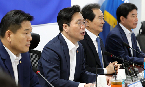 성윤모 산업통상자원부 장관(왼쪽 두번째)이 19일 국회 의원회관에서 열린 ‘소재·부품·장비 자립 특별위원회’ 전체회의에 참석해 발언하고 있다. 연합뉴스
