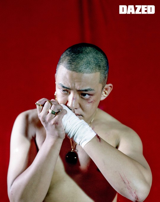 Actor Yoo Ah-in has graced the magazine cover with intensity.Yoo Ah-in has covered the September 2019 issue of British licensed fashion and culture magazine Daysed Korea.The first concept is that the shooting of the picture immediately after the intense boxing game is completed, and the shooting of Yoo Ah-in is contained in the picture.Yoo Ah-in has recently started filming a new film No Sound and is living as a new character Tain.You can see the story in the interview in the cover story, and his deep thoughts, which are well known, are also included on two pages.Interviews with the picture of Actor Yoo Ah-in, who is serving as an ambassador for Burberry, can be found in the September 2019 issue of Days Korea and on the website.Photos from Dayds Korea