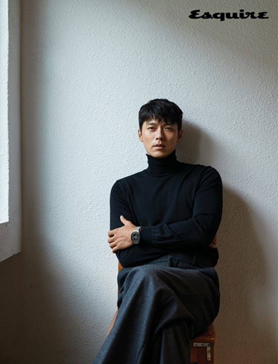 A picture full of the charm of Hyun Bin has been released.Actor Hyun Bin appeared as the cover model for the September issue of Esquire.Hyun Bin, who arrived at the filming site with a tannery appearance than usual, said he had deliberately tanned for his new film The Unstoppable of Love (Gase), and said he was about to shoot his first film soon.It is the back door that the character special officer in this drama has already been seen.Loves unstoppable is a new work by Park Ji-eun, who has been reborn as a star writer by successive successes such as Legend of the Blue Sea, Youre From the Stars, and Youre Rolling in the Vine.This is the second meeting between Actor Hyun Bin and Son Ye-jin after the movie <Movie - The Negotiation>.In an interview after the filming, Hyun Bin also said, I sometimes feel great charm and excitement when I see the unexpected Acting of the other actor.There is also a thrill about the reaction that comes out without knowing the unexpected opponents Acting.I think I saw that in the middle of the movie Movie - The Negotiation.So, I thought, I would like to work again, I would like to see the eyes in one space, not the other space, and co-work with the same air, and I had an opportunity to get there quickly.In a 2009 interview, Hyun Bin said, I think the mid-30s are in their prime, and I think I have a family in my family and I think I will have a little more place than now. When asked how much I think I have achieved ten years later, I have already lost half my family.I think Ive found a sense of security rather than a position. I feel a little harder myself.I think I have more time to spare, and I think I have more curiosity, fun, and express myself about work, and I think Im doing more than I did then.In fact, Hyun Bin has been working steadily, especially at least two works a year since his discharge, regardless of genres and roles such as historical drama, action, and fantasy.However, why is not the Hyun Bin, who has gained more popularity in romance such as Secret Garden, World where They Live, and My Name is Kim Sam Soon, afraid of various attempts with a safe way to look safe?I think theres a subtle difference from not being admirable, but it doesnt really focus on popularity, but I cant abandon it while doing this.But I dont think Im caught, and I think thats a step out of the category I can do, and I think its just right to focus on what I can do.Then it becomes simple. I just have to prepare for Acting and show it.Meanwhile, interviews and pictures of Hyun Bin can be found in the September issue of Esquire and on the Esquire website.Photo = Esquire