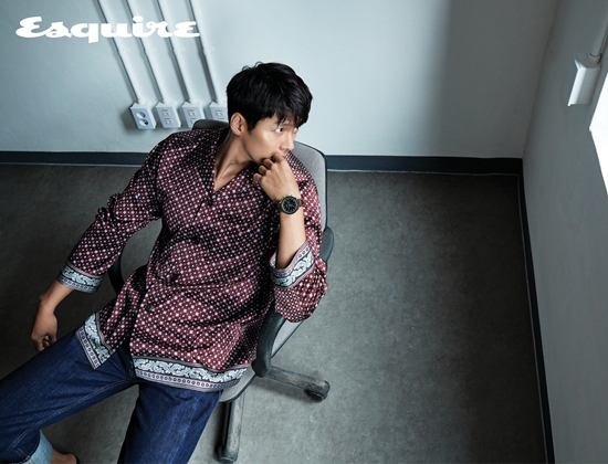 A picture full of the charm of Hyun Bin has been released.Actor Hyun Bin appeared as the cover model for the September issue of Esquire.Hyun Bin, who arrived at the filming site with a tannery appearance than usual, said he had deliberately tanned for his new film The Unstoppable of Love (Gase), and said he was about to shoot his first film soon.It is the back door that the character special officer in this drama has already been seen.Loves unstoppable is a new work by Park Ji-eun, who has been reborn as a star writer by successive successes such as Legend of the Blue Sea, Youre From the Stars, and Youre Rolling in the Vine.This is the second meeting between Actor Hyun Bin and Son Ye-jin after the movie <Movie - The Negotiation>.In an interview after the filming, Hyun Bin also said, I sometimes feel great charm and excitement when I see the unexpected Acting of the other actor.There is also a thrill about the reaction that comes out without knowing the unexpected opponents Acting.I think I saw that in the middle of the movie Movie - The Negotiation.So, I thought, I would like to work again, I would like to see the eyes in one space, not the other space, and co-work with the same air, and I had an opportunity to get there quickly.In a 2009 interview, Hyun Bin said, I think the mid-30s are in their prime, and I think I have a family in my family and I think I will have a little more place than now. When asked how much I think I have achieved ten years later, I have already lost half my family.I think Ive found a sense of security rather than a position. I feel a little harder myself.I think I have more time to spare, and I think I have more curiosity, fun, and express myself about work, and I think Im doing more than I did then.In fact, Hyun Bin has been working steadily, especially at least two works a year since his discharge, regardless of genres and roles such as historical drama, action, and fantasy.However, why is not the Hyun Bin, who has gained more popularity in romance such as Secret Garden, World where They Live, and My Name is Kim Sam Soon, afraid of various attempts with a safe way to look safe?I think theres a subtle difference from not being admirable, but it doesnt really focus on popularity, but I cant abandon it while doing this.But I dont think Im caught, and I think thats a step out of the category I can do, and I think its just right to focus on what I can do.Then it becomes simple. I just have to prepare for Acting and show it.Meanwhile, interviews and pictures of Hyun Bin can be found in the September issue of Esquire and on the Esquire website.Photo = Esquire