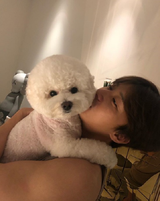 Actor Park Seo-joon reveals his routine with Pet SimbaPark Seo-joon posted a photo on her Instagram account on Tuesday.In the open photo, Park Seo-joon is looking at Pet with a lovely look, especially Park Seo-joons solid arm muscles.Park Seo-joon appeared in the movie Lion, which was released last month.Photo: Park Seo-joon Instagram