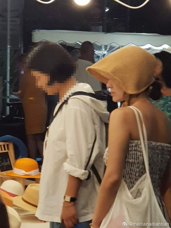 Actor Song Hye-kyo was spotted out of the market with a live ice.Weibo, a China SNS, has posted several Song Hye-kyo photos that are believed to have been taken by tourists.The photo showed him moving to Cannes, France, for a short break after attending a fashion event in Monaco last month.Song Hye-kyo went out to the market in a modest outfit, and had a relaxing time watching handicrafts and scarves.The most striking was the girly, her face without a makeup, but her clean skin was rather striking, and she looked ten years younger than her age in a tube top dress and a bunny hat.Song Hye-kyo is being proposed and reviewed for the movie Anna.