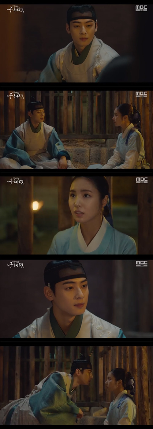 Newcomer Rookie Historian Goo Hae-ryung Cha Eun-woo and Shin Se-kyung are closer.In MBCWednesday-Thursday evening drama drama The New Entrepreneur Rookie Historian Goo Hae-ryung, which was broadcast on the afternoon of the 21st, Lee Lim (Cha Eun-woo) was shown to be the Okbaraji of Rookie Historian Goo Hae-ryung (Shin Se-kyung).Rookie Historian Goo Hae-ryung was imprisoned for breaking the name.Lee went to Rookie Historian Goo Hae-ryung secretly and took care of things and made a jade bar.Rookie Historian Goo Hae-ryung laughed, saying, Sejo of Joseon, who plays the GLOWs jade barrassment, will be the first.Lee said, You will be the first GLOW to make Sejo of Joseon like this.Lee said, If you go home, I will go to Hanyang and follow you, and if you get more punishment, I will take you away.Ill run away with you, whether its a remote island or a deep mountain, he said.Rookie Historian Goo Hae-ryung joked, I think it would be hard to take Sejo of Joseon, who knows nothing to do.Lee Lim said, Where is my baggage so cute? He approached me, saying, Look close, I am a treasure. When I was about to kiss, Husambo (Sungjiru) came and failed.As soon as he was leaving, Rookie Historian Goo Hae-ryung gave a surprise kiss to Lees cheek.Meanwhile, MBC Wednesday-Thursday evening drama New Entrepreneur Rookie Historian Goo Hae-ryung will be broadcast at 8:55 pm.Photo  MBC Broadcasting Screen